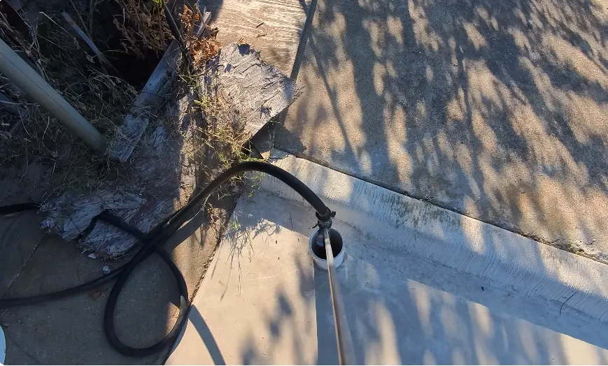 Service line test port with a pressure hose